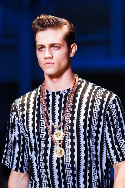 Look 32